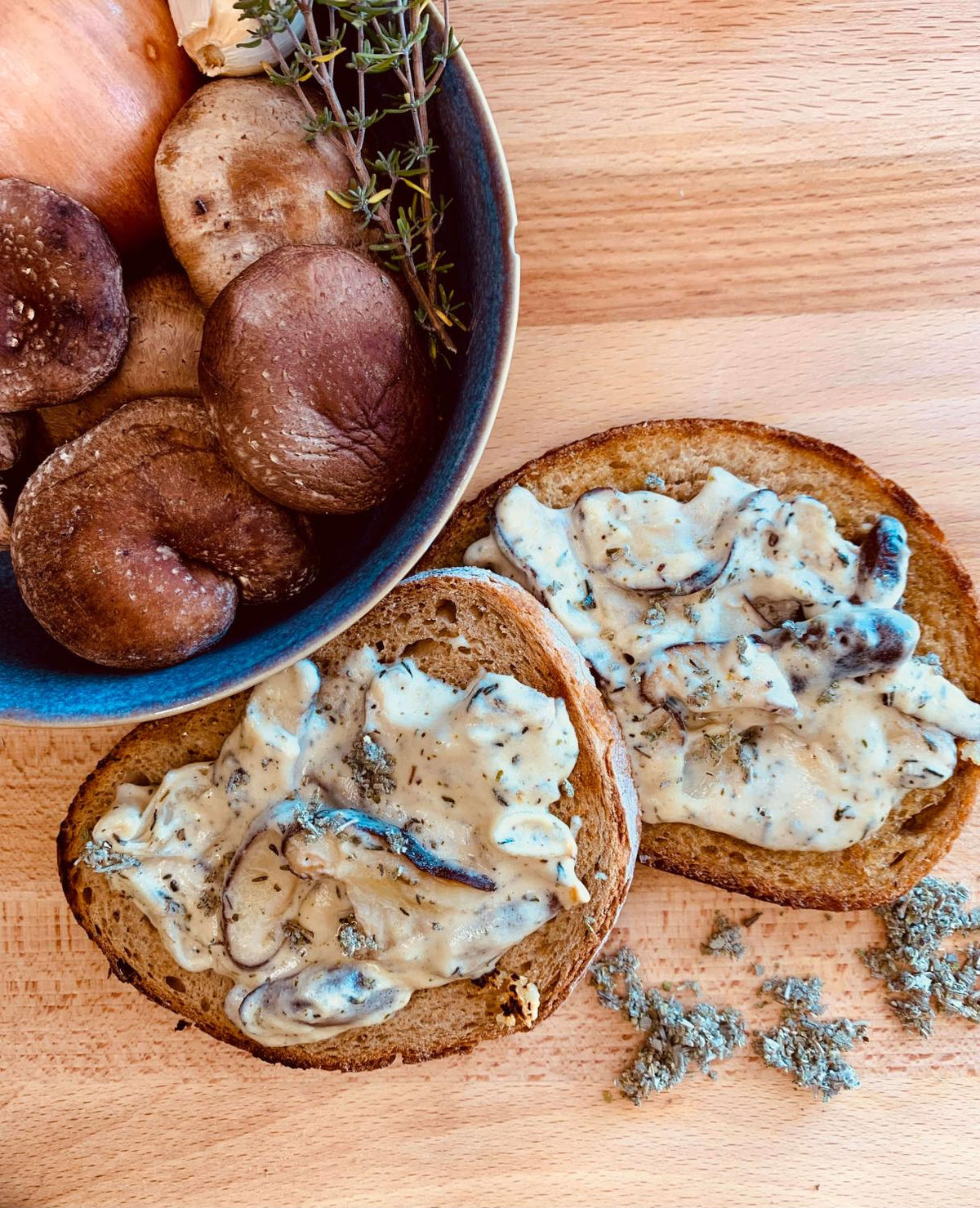 Tartines à l'ail, shiitake à la crème de burrata, sauge, et thym, tout un programme
