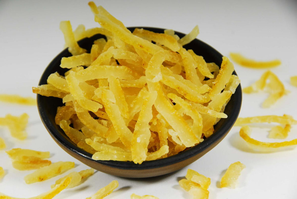 Écorces de yuzu confites en lamelles dans un bol