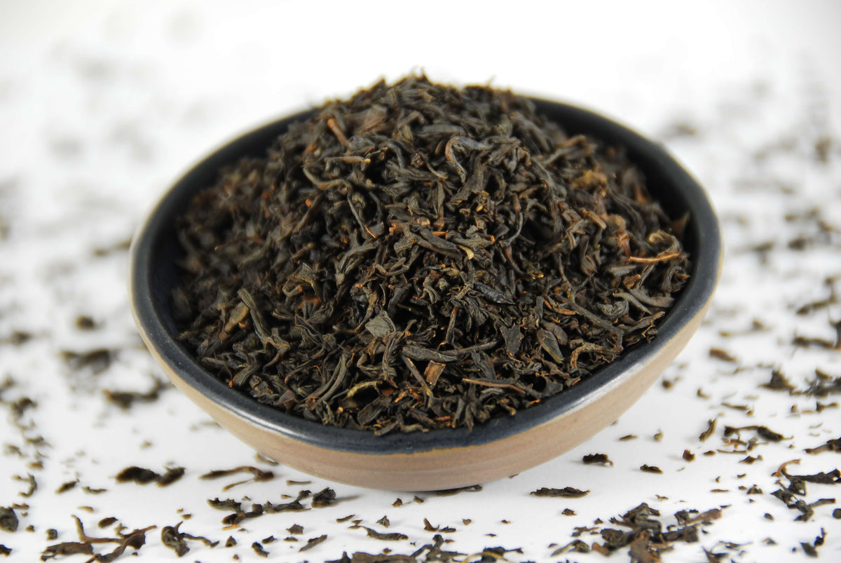 Bol noir contenant Lapsang Souchong de Chine