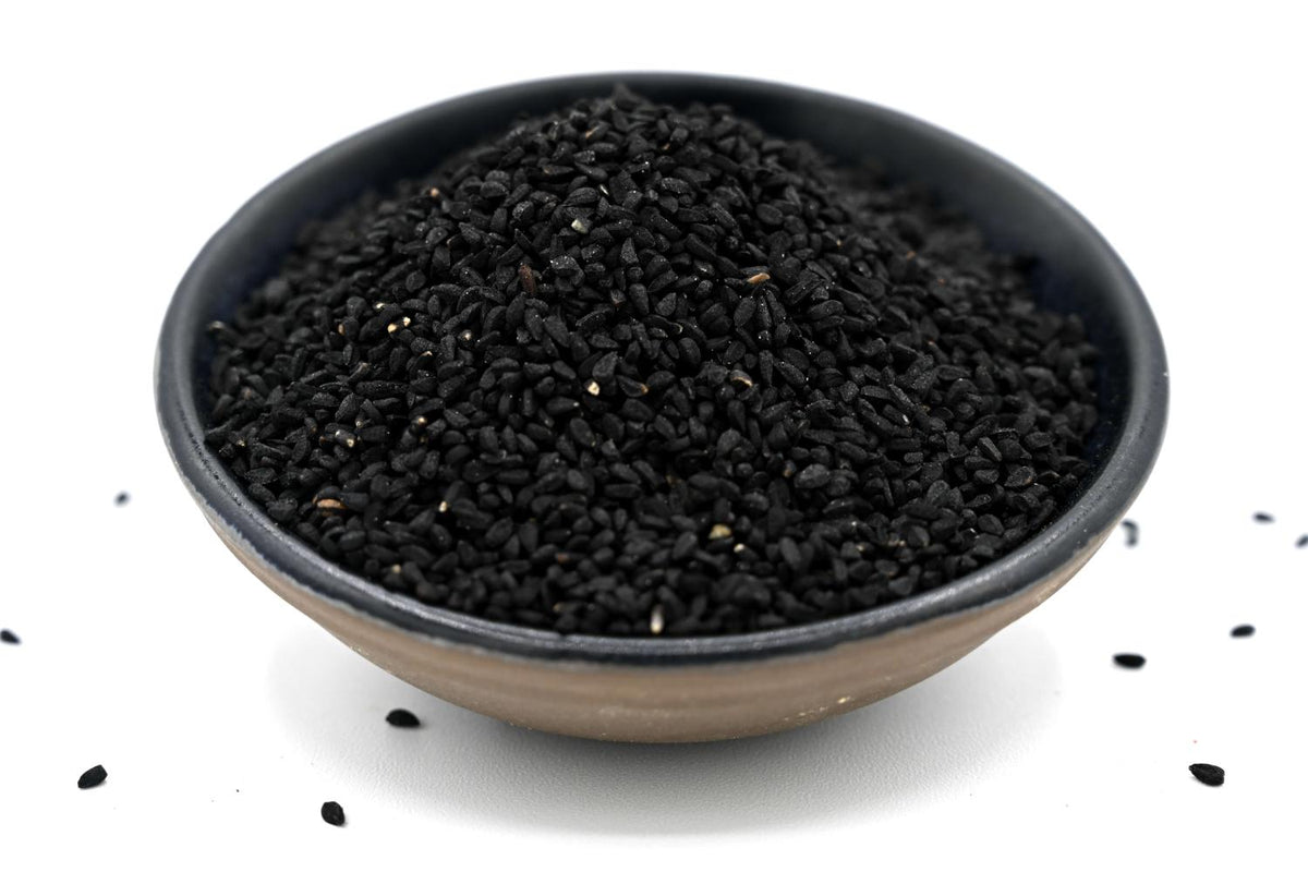 Bol noir contenant Nigelle