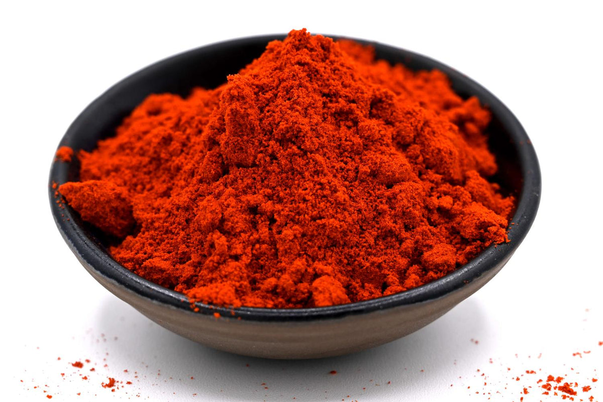 Bol noir contenant Paprika fumé Pimentón de la Vera