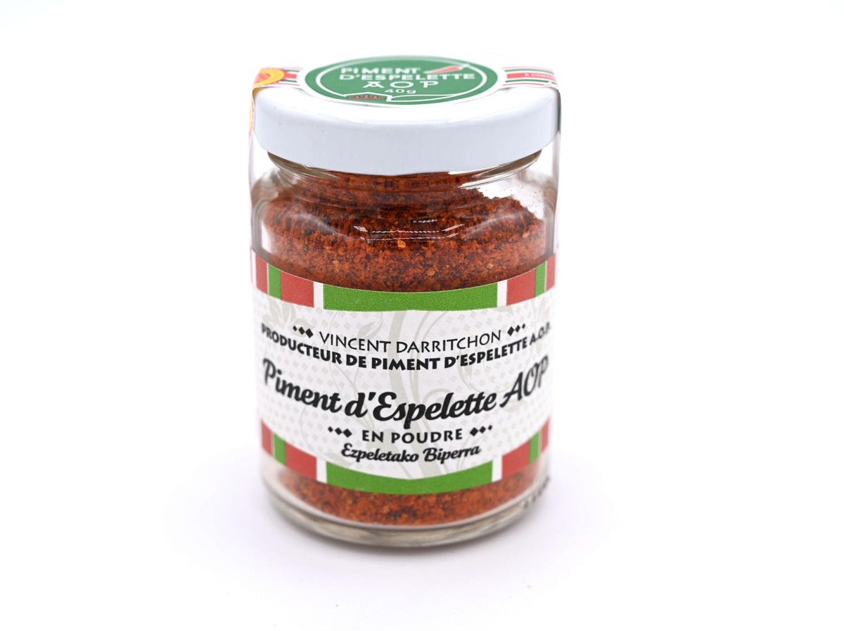 Pot de piment d'Espelette photographié sur fond blanc