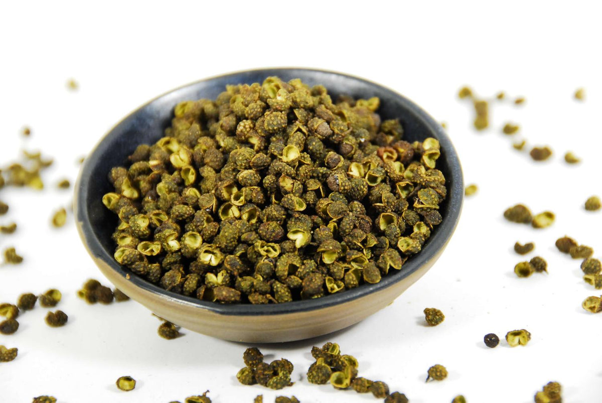 Bol noir contenant Baie de Szechuan Verte