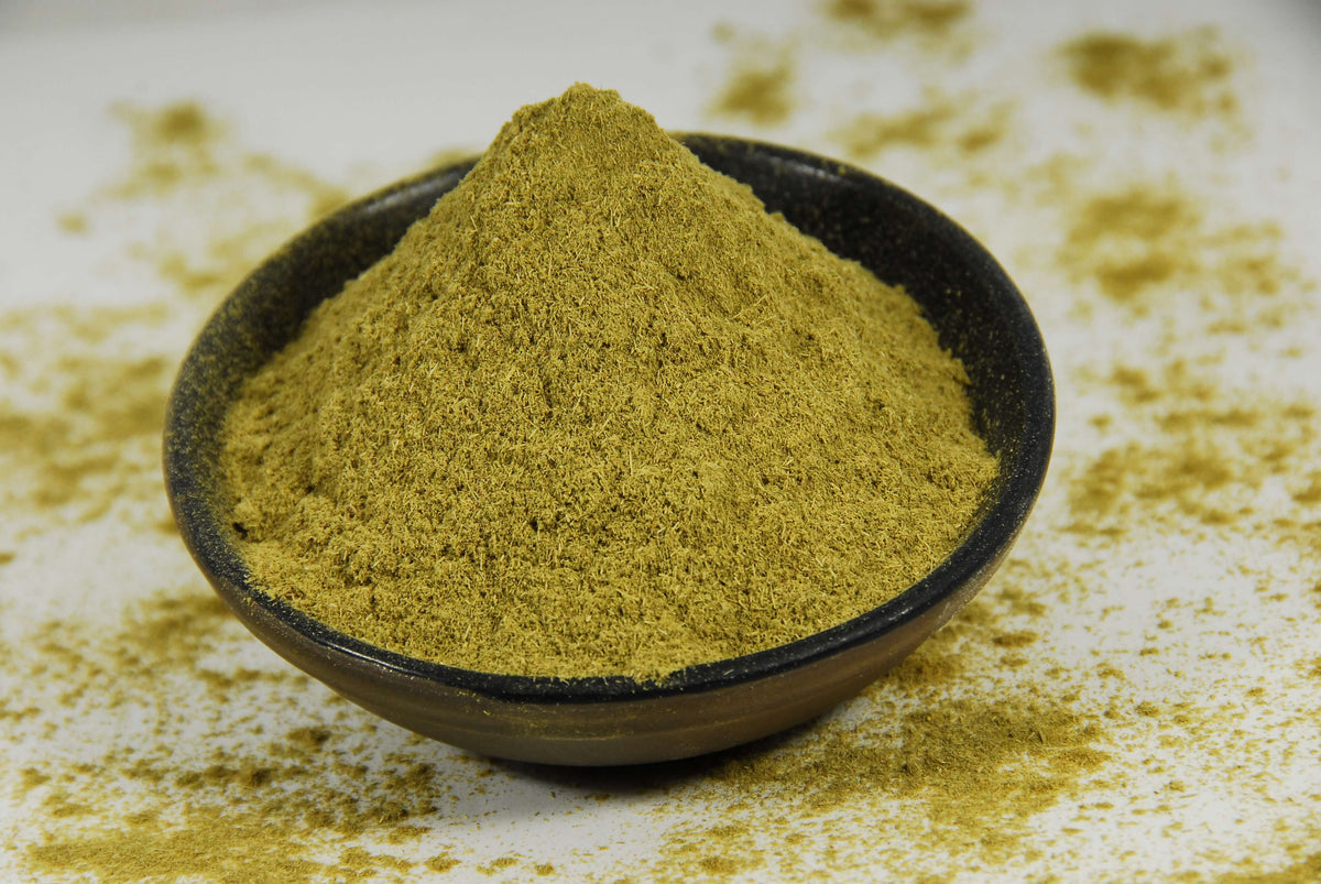 Citronnelle moulue dans un bol noir