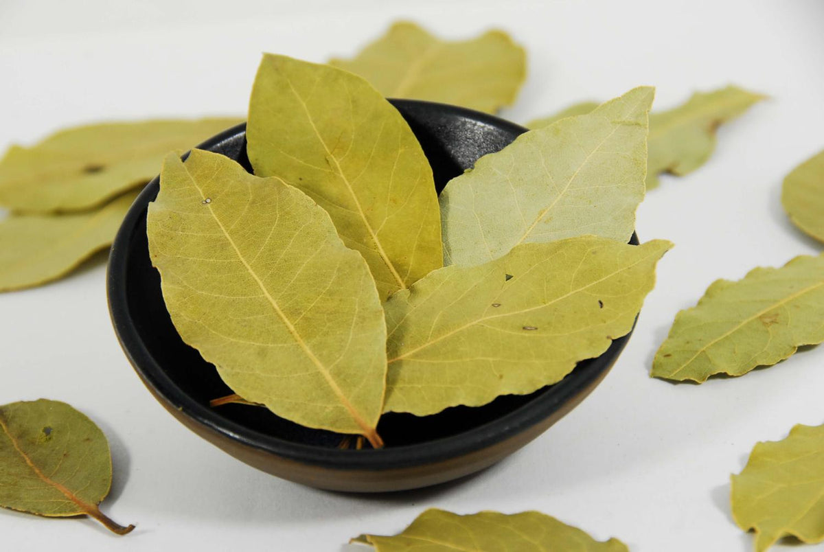 Feuilles de laurier séchées dans un bol noir