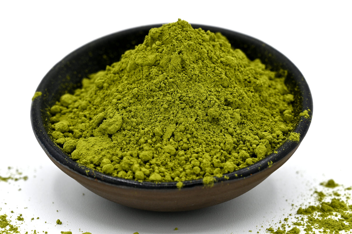 Bol noir contenant Matcha supérieur du Japon